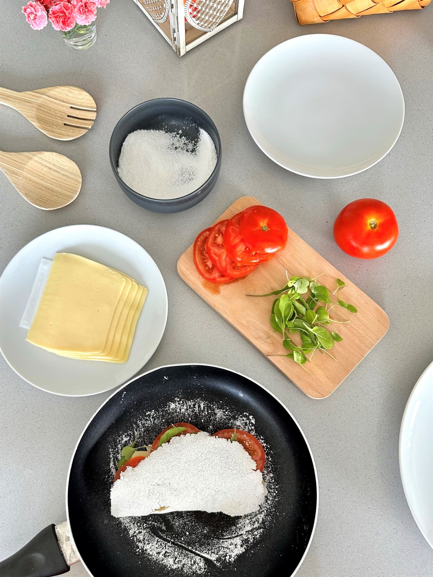 Tapioca de queijo, tomate e rúcula